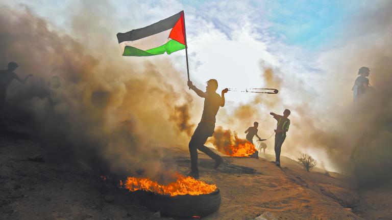 Resistencia palestina con bandera
